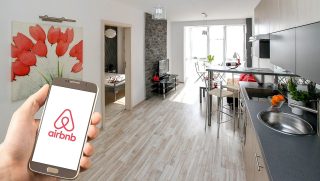 „Z Airbnb se stává brutální hotelový provoz bez pravidel,” říká zastupitelka Prahy 1. Podle ní nejvíce sousedy trápí hluk a ztráta soukromí