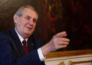 Podnikatel posílal stovky tisíc do Zemanovu fondu. Vzápětí Hrad oznámil, že mu udělí vyznamenání