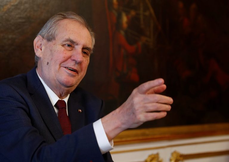 Podnikatel posílal stovky tisíc do Zemanovu fondu. Vzápětí Hrad oznámil, že mu udělí vyznamenání 1 zeman