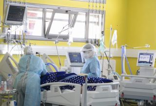 Omikronem se může nakazit až 200 tisíc lidi denně. Oficiální čísla budou ale mnohem nižší, vysvětluje expert