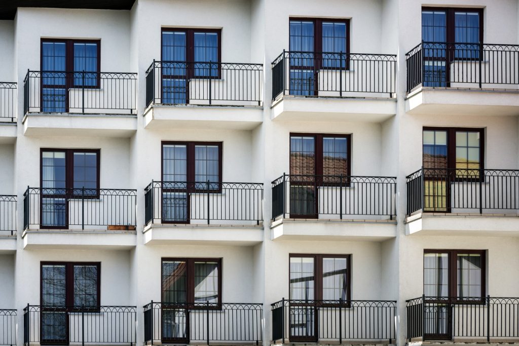 Ve hře je speciální daň za vlastnictví a používání balkónu. O kolik peněz půjde a kdy je uhradit? 2 byty panelak balkony