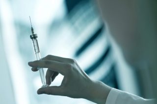 Průzkum: Lidé nevěří, že nová vláda epidemii zvládne. Povinné očkování navíc rozděluje společnost
