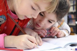 Učitelé k válce na Ukrajině dostali od ministerstva školství manuál. Podle ministra Gazdíka válečné nepřátelství do škol nepatří