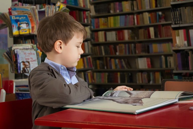 Prvňáček si spletl zadání, ale příklad vypočítal správně. Učitelka mu přesto napařila pětku 1 dite uceni skola