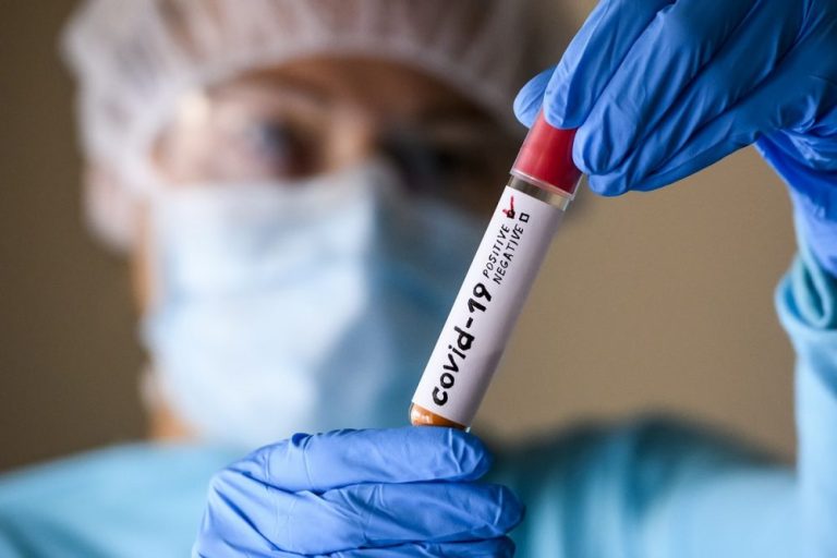 Česko na další vlně koronaviru: Infektolog předpovídá, že se covidem nakazí hodně lidí, ale méně jich zemře 1 testovani covid 19 firmy zalostny ucinek e1631194130458