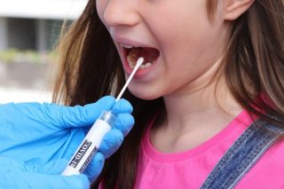 Špatně vyhodnocené testy na covid. Selhání jedné laboratoře může ohrozit zdraví tisíců lidí