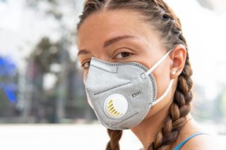 Experti chtějí zpřísnit opatření kvůli omikronu. Ve hře je dokonce práce z domu a zákaz nočních návštěv hospod. Jaké další restrikce navrhli?
