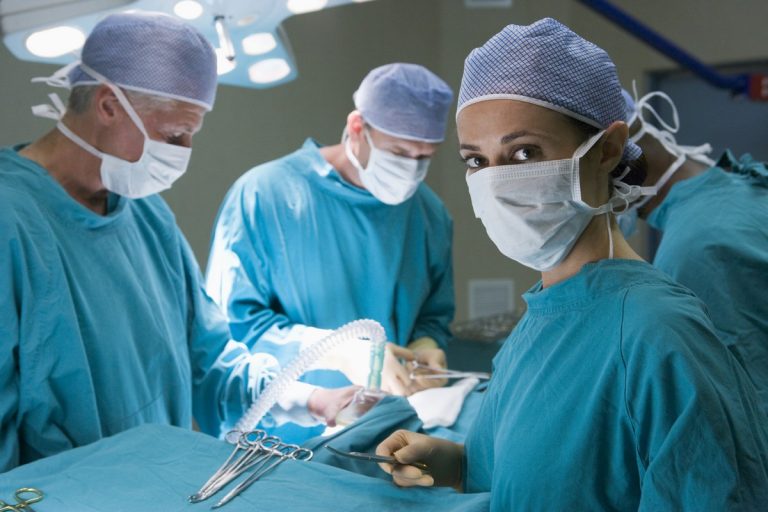 Několik zemí odmítlo operovat tříletého chlapce s nemocným srdcem. Jeho rodiče jsou totiž neočkovaní 1 operace doktor lekar