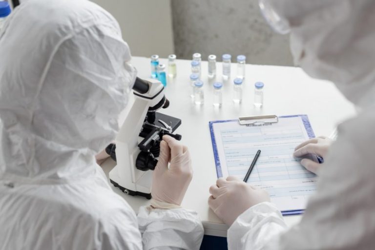 Nová zjištění o omikronu. Ve které části těla se nová mutace covidu-19 množí nejrychleji? 1 vedci covid e1619788663868