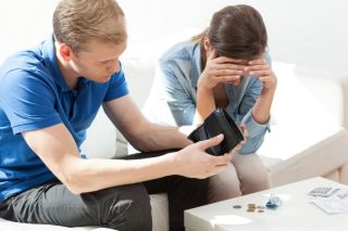 Milostivé léto se blíží ke konci. Podle experta Hůly je projekt neúspěšný kvůli tomu, že ho exekutoři sabotují. Prozradil podrobnosti