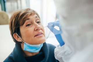 Covid v Česku nabírá na síle. Epidemiolog Prymula doporučuje jako prevenci očkování