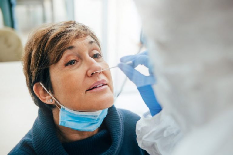 Od pondělí se spustí pravidelné testování ve firmách. Co dalšího zaměstnance čeká? 1 antigenni testovani e1632723608103