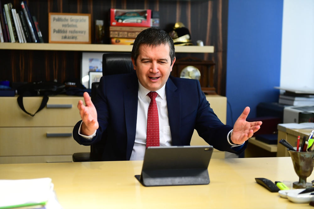 Hamacek Se Prezentoval S Babou Jagou Udalosti247 Cz