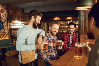Vláda zruší povinnost prokazovat se certifikátem o očkování či prodělání nemoci. Prezident Asociace hotelů a restaurací to vítá. Podle něj opatření nejvíce zasáhly segment služeb