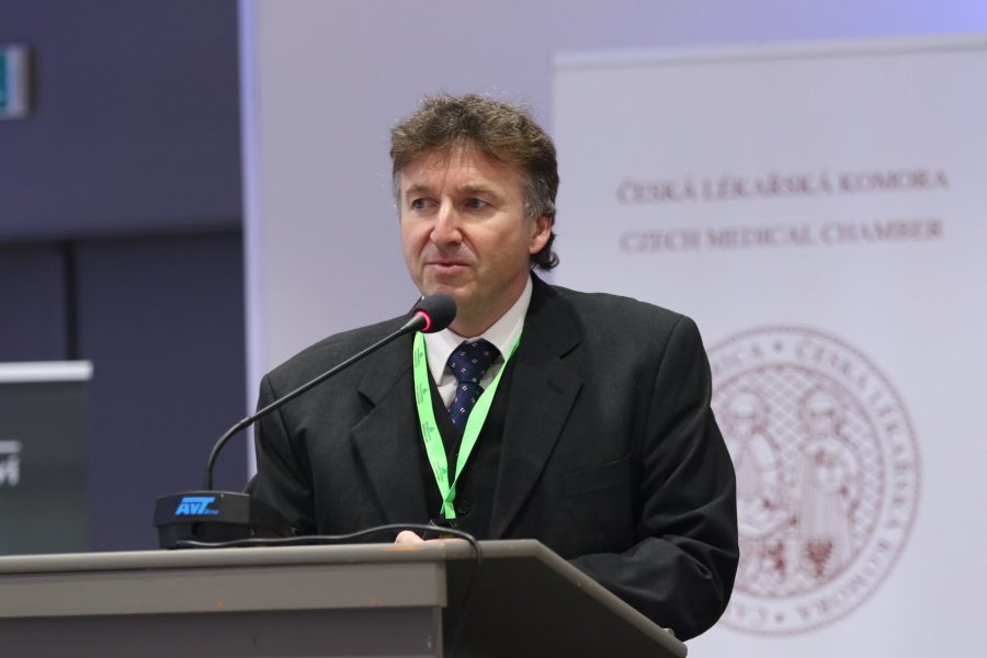 Antivaxeři se pustili do šéfa lékařské komory Kubka. „Jste zaprodanec, kterému vakcína zdegenerovala jazyk,“ zaznělo