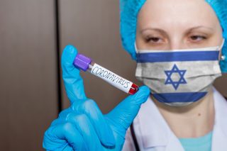 Vakcína z Izraele jako nová spása. Chránit má před všemi mutacemi covidu-19. V něčem se však od svých předchůdců liší