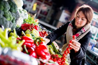 Kvůli drahým energiím podraží i zelenina v obchodech. Podle ekonoma může navíc ještě letos vyskočit cena pečiva o 30 procent