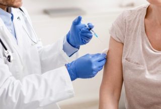 Proti covidu začnou očkovat zubaři a lékárníci