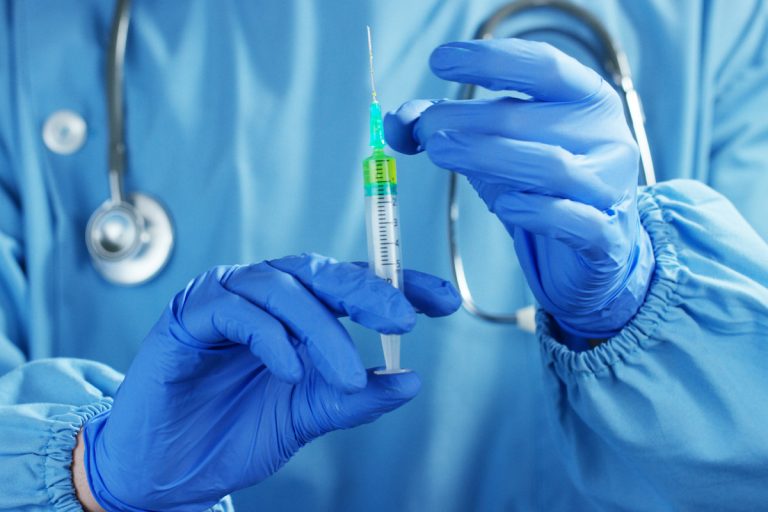 Omikron působí zmatky, projevuje se jinak než dosavadní varianty. Podle lékařů se od delty rozeznat nedá 1 ockovani 4