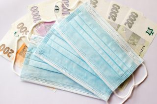 Vláda na kompenzační bonus vynaložila 740 milionů korun. Podle ekonoma Stroukala se část sumy může vrátit do rozpočtu v podobě daní