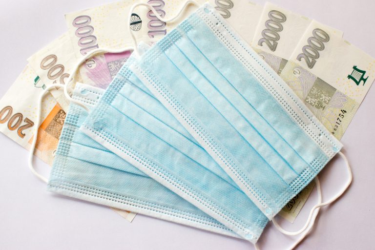 Vláda na kompenzační bonus vynaložila 740 milionů korun. Podle ekonoma Stroukala se část sumy může vrátit do rozpočtu v podobě daní 1 penize pandemie