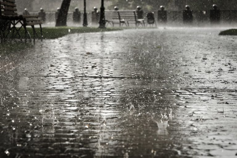 Víkendové počasí v ČR: V sobotu se musíme připravit na nevídané bouřky a lijáky. Neděle pak zaskočí většinu republiky 1 silny dest prsi ulice