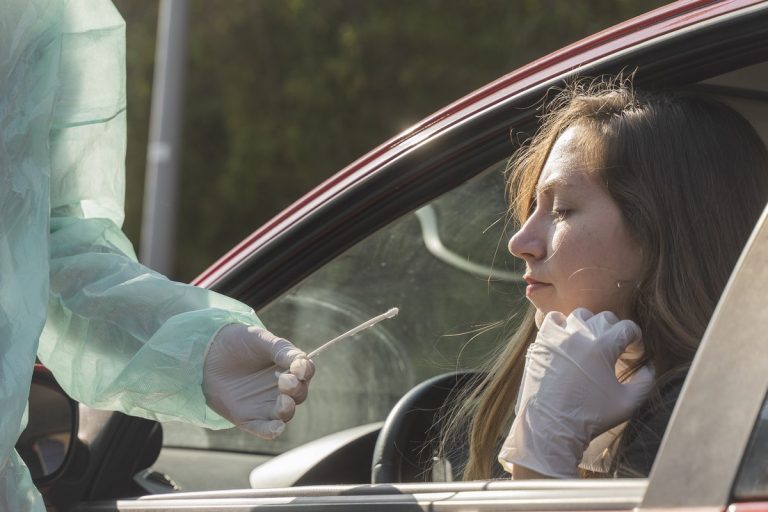 Německo a Rakousko zavádí tvrdá opatření pro neočkované. Někde se bez testu nedostanou ani do práce 1 testovani covid 19 vyter 1