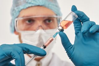 Vakcinolog: S dalšími dávkami vakcín by se mělo šetřit. Očkování podle něj může přestat chránit. Vysvětlil proč