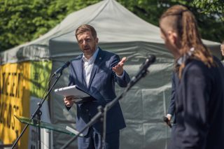 Antivaxeři vyhrožují zdravotníkům i politikům. „Napíchej si tím svinstvem svoje děti, ať zhebnou,“ napsali Rakušanovi