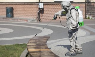 Lockdown v Číně: Lidé trpí hlady. Vláda neřeší, jestli si lidé mají kde koupit jídlo. Tamní protiepidemické hlídky jsou velmi rázné