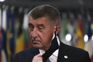 Ve středu chce vláda znovu zpřísnit opatření. Co přesně chystá?