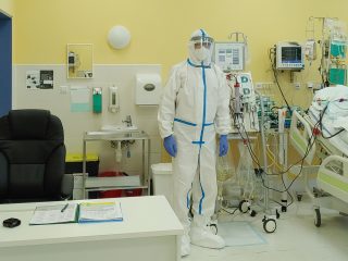 Nemocnice si do Vánoc neoddechnou, říkají odborníci. Epidemie podle nich bude na ústupu velmi dlouho dobu