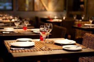 Konec roku v režii epidemie: 4 lidé u stolu, 50 v restauraci. Pokud jste neprodělali covid-19, nebo nejste očkovaní, máte smůlu