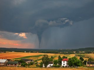 Břeclavskem se po roce opět prohnalo tornádo. Ničilo střechy i elektrické vedení