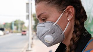 Velká Británie končí s opatřeními. Vědci tvrdí, že země už nejhorší vlnu překonala. Podle epidemioložky jsou v Česku protiepidemická nařízení zpolitizovaná