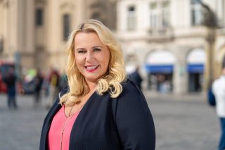 Nenasytnost politiků nezná mezí: Bývalá Babišova ministryně měla brát peníze své asistence. Policie prozradila, zda ji hodlá potrestat