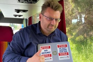 Zneužívá Lubomír Volný dávky? Exposlanec objíždí demonstrace, přitom má být doma