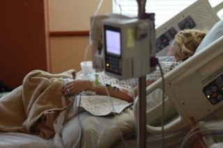 Omikron vyzrál i na očkované. Dánsko hlásí, že mutace je mnohem nakažlivější než dosavadní varianty