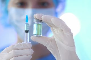 Nakazí se omikronem i očkovaní? Lékový ústav zveřejnil první studie této varianty