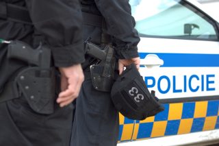 Zdechnete a skončíte v pekle, hrozila žena policistům po smrti Roma v Teplicích. Do vězení nepůjde