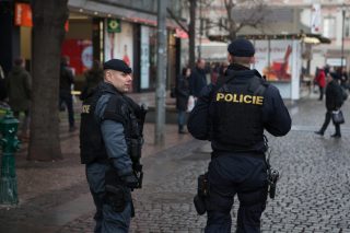 Policie a hygieny zasahují proti porušování nařízení. Skoro 350 tisíc kontrol a 17 tisíc porušení opatření od začátku pandemie