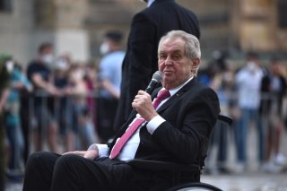 Stát se omluvil za výroky Zemana o Peroutkovi. Sám prý není schopen přiznat chybu