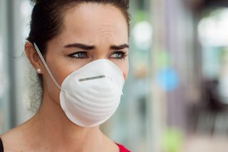 Covid-19 překvapil šířením v letním počasí. Povinné nošení respirátorů je tak zřejmě blízko