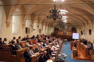 Senátoři napadli povinné očkování u Ústavního soudu. Vláda už na to stihla zareagovat