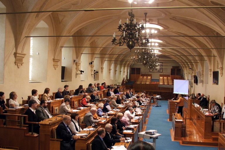 Senátoři napadli povinné očkování u Ústavního soudu. Vláda už na to stihla zareagovat 1 senat zasedani