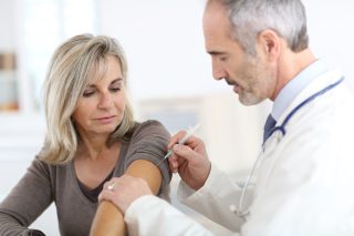 Vakcinolog Chlíbek nevylučuje každoroční přeočkování proti covidu. Opatření se podle něho zavádějí pomalu