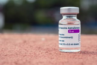 Vědci zjistili, proč se po vakcíně AstraZeneca dělají krevní sraženiny