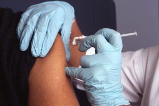 Očkování nelegálně pracujících cizinců je v Česku problém. Proč?