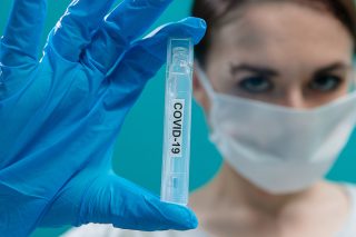 Genetik Jan Pačes nesouhlasí se zrušením proplácení preventivních PCR testů. „Nebudeme mít vůbec přehled o tom, jak se situace vyvíjí,“ řekl