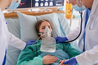 Docent z VFN: Pacienti se v souvislosti s covidem radí s doktorem internetem. Jaké jsou podle něj důsledky?